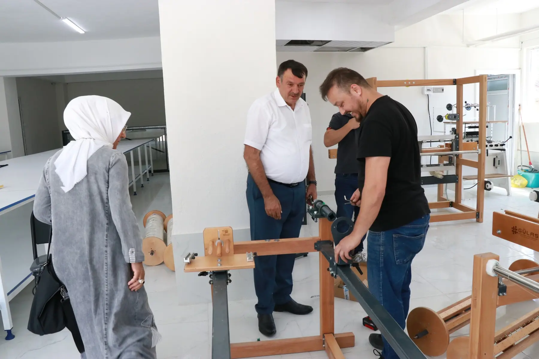Hadim dokuma atölyesinde tezgâhların kontrol edilmesi